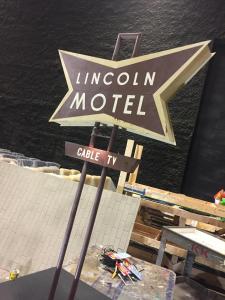 Miniature vintage motel sign models- final Lincoln